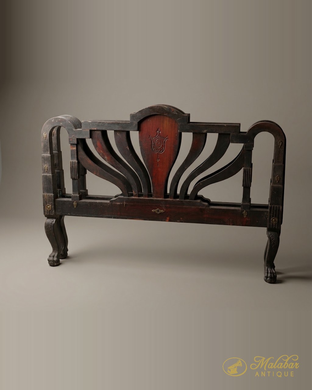 Rosewood settee with a shaped splat back and cabriole legs.